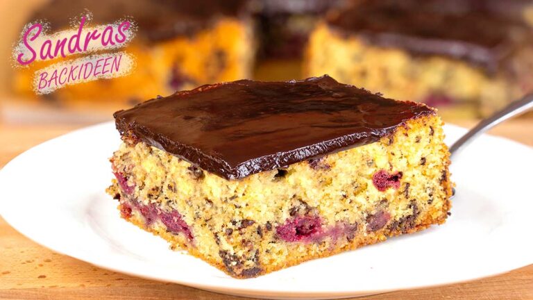 Stracciatellakuchen mit Kirschen und Eierlikör - Sandras Backideen