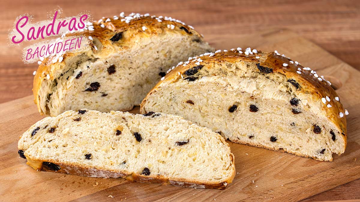 Osterbrot mit Rosinen und Mandeln