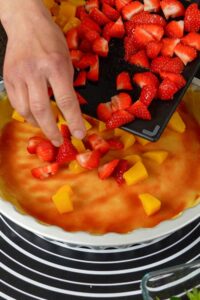 Streuselkuchen mit Pfirsichen und Erdbeeren