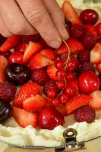 Sommertorte mit Erdbeeren und Himbeeren